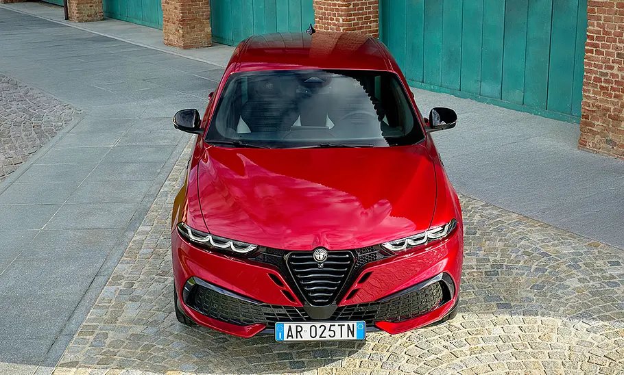 Alfa Romeo Tonale Facelift (2025) Das Alfa Romeo Tonale Facelift (2025), statisch von vorne fotografiert.