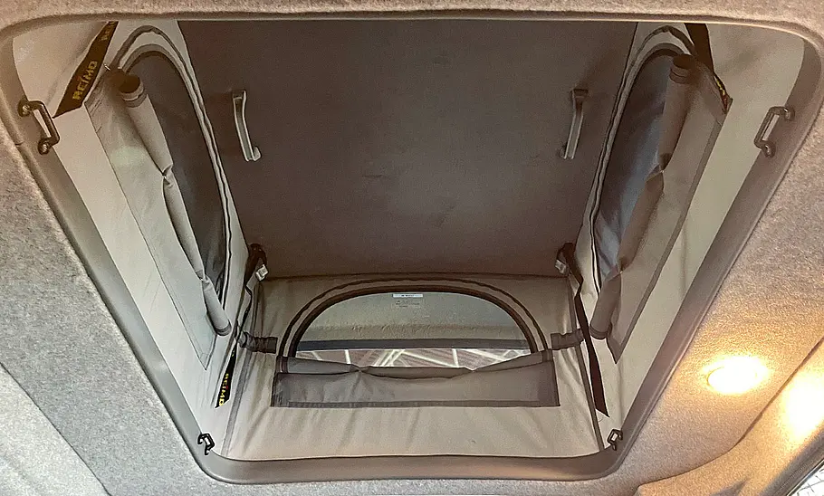Alpincamper Peugeot Partner 4x4 (2025) Die Innenaufnahme zeigt das Aufstelldach des Alpincamper Peugeot Partner 4x4 (2025).