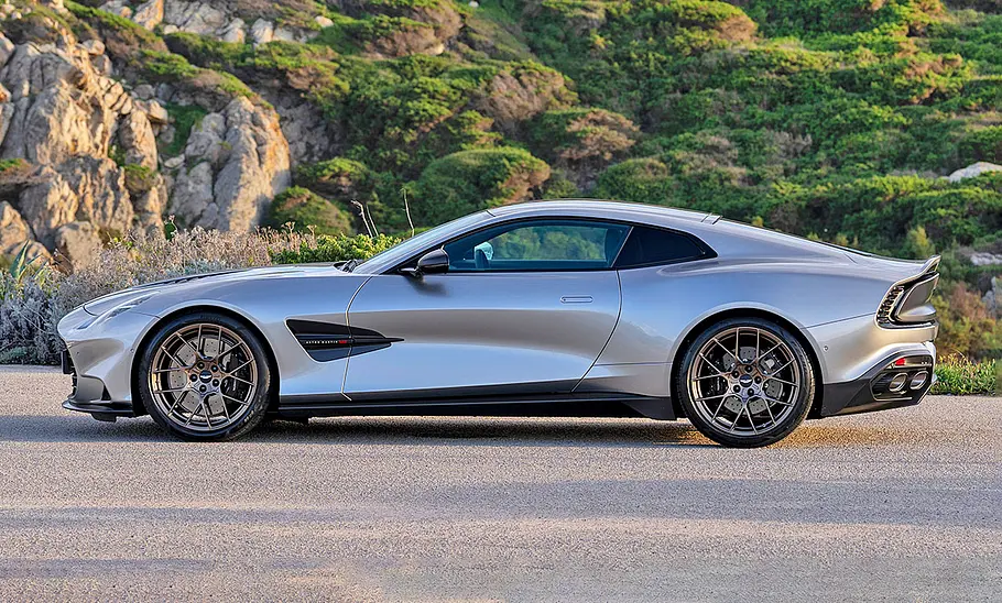Linke Seitenansicht des stehenden Aston Martin Vanquish (2024).