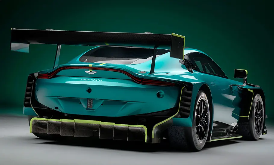 Aston Martin Vantage GT3 (2024) Der Aston Martin Vantage GT3 (2024) statisch von schräg hinten.