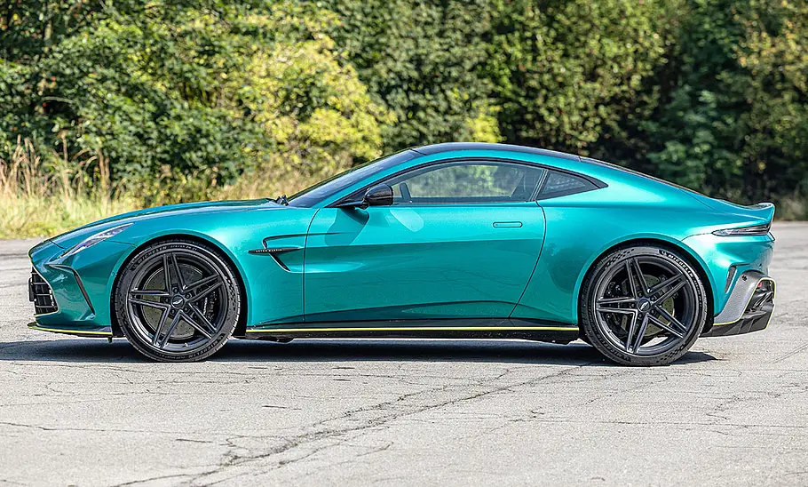 Der Aston Martin Vantage V8 statisch, von der linken Seite fotografiert.