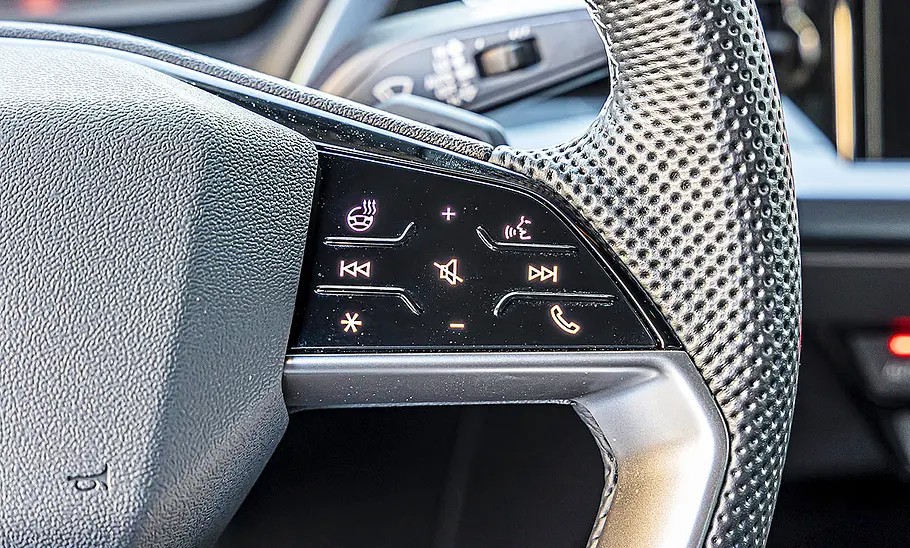 Blick auf die Lenkradtasten im Innenraum des Audi Q4 e-tron Sportback.