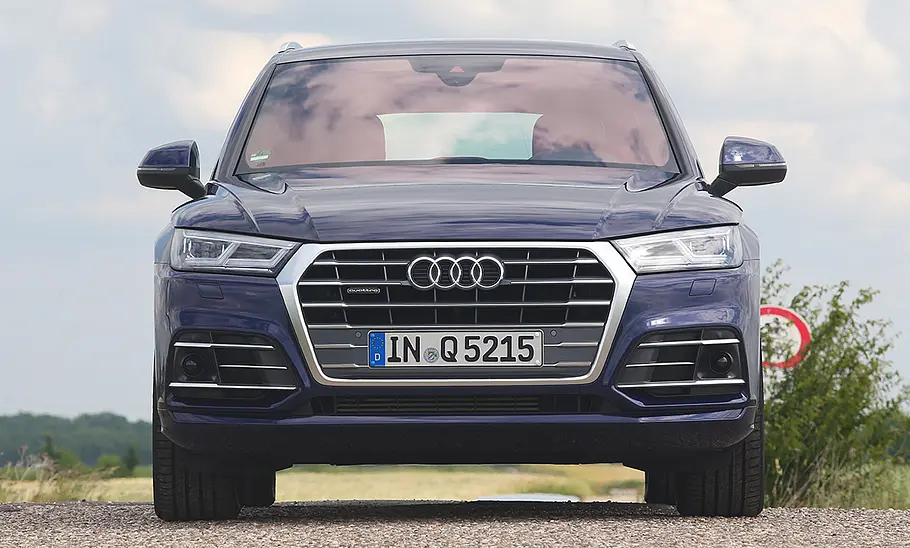 Der Audi Q5 (2017), statisch von vorne fotografiert.