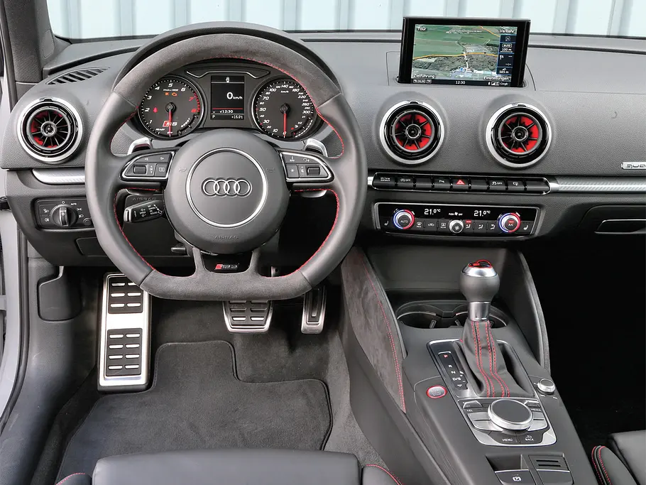 Audi RS 3 Sportback Vergleichstest Innenraum Cockpit