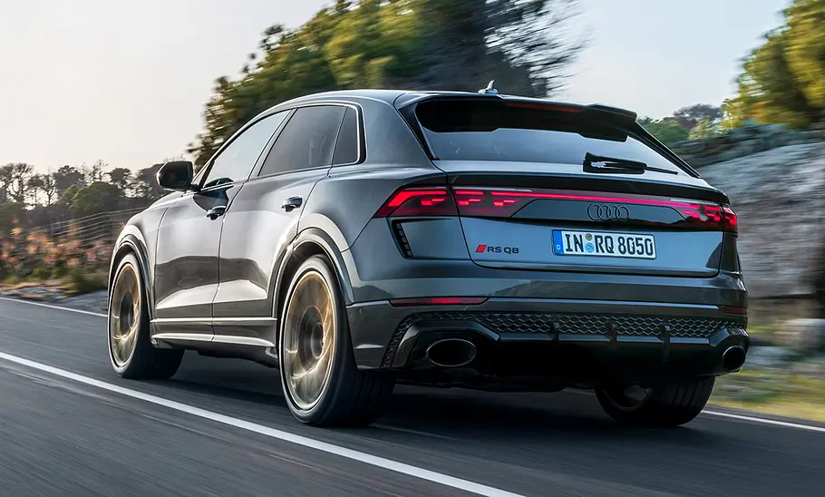 Audi RS Q8 Facelift (2024); Außenansicht; SUV; sportliches SUV; graues Auto, fahrend; Heckansicht