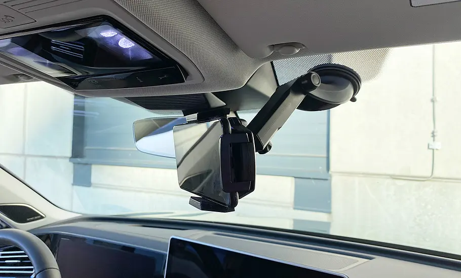 Beikell Car Phone Holder Beikell Car Phone Holder montiert von schräg vorne fotografiert.