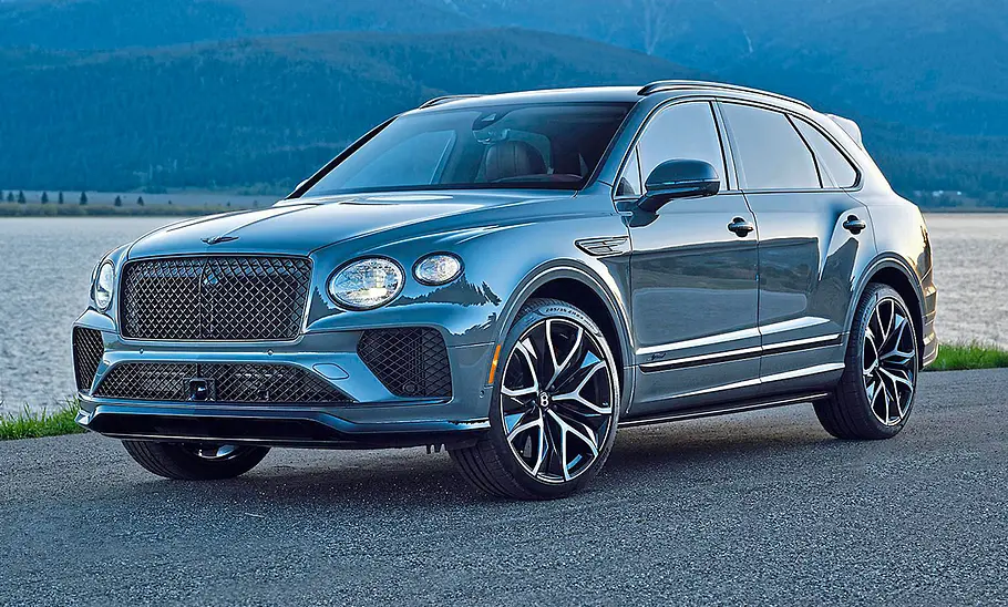 Bentley Bentayga Speed (2025) Bentley Bentayga Speed (2025) steht auf einer Straße, Ansicht von vorne links.