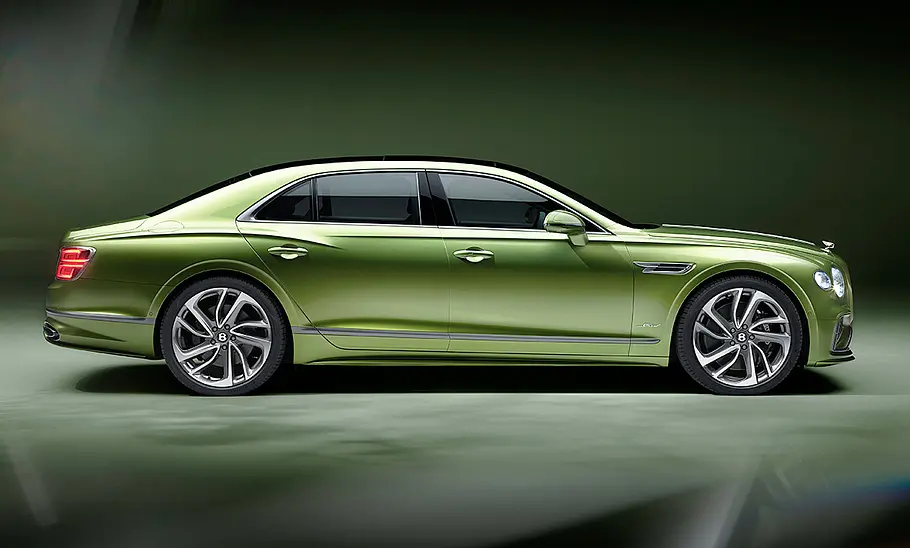 Das Bentley Flying Spur Facelift (2024) in Studioumgebung, von rechts fotografiert.