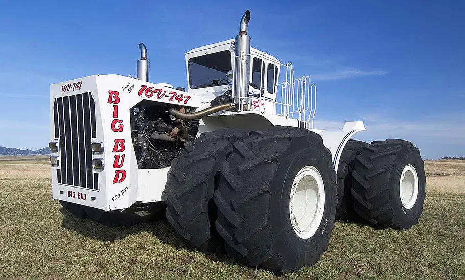 Big Bud 16V-747 Blick von schräg vorne auf den Big Bud 16V-747.