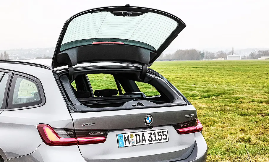 Blick auf die aufklappbare Heckscheibe des BMW 330i Touring.