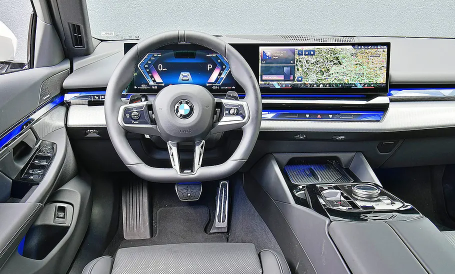 Blick auf die Armaturen im Innenraum des BMW 5er Touring.