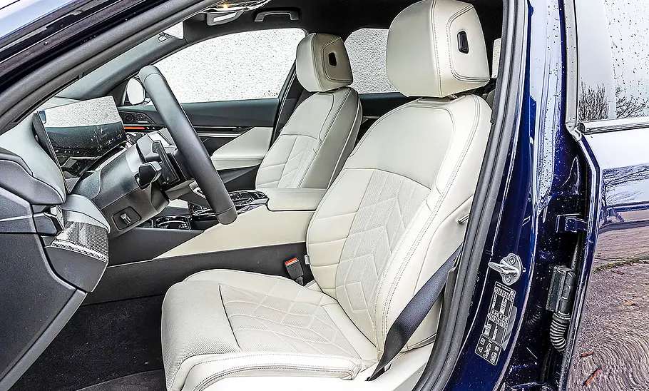 Blick auf die Vordersitze im Innenraum des BMW 5er Touring.
