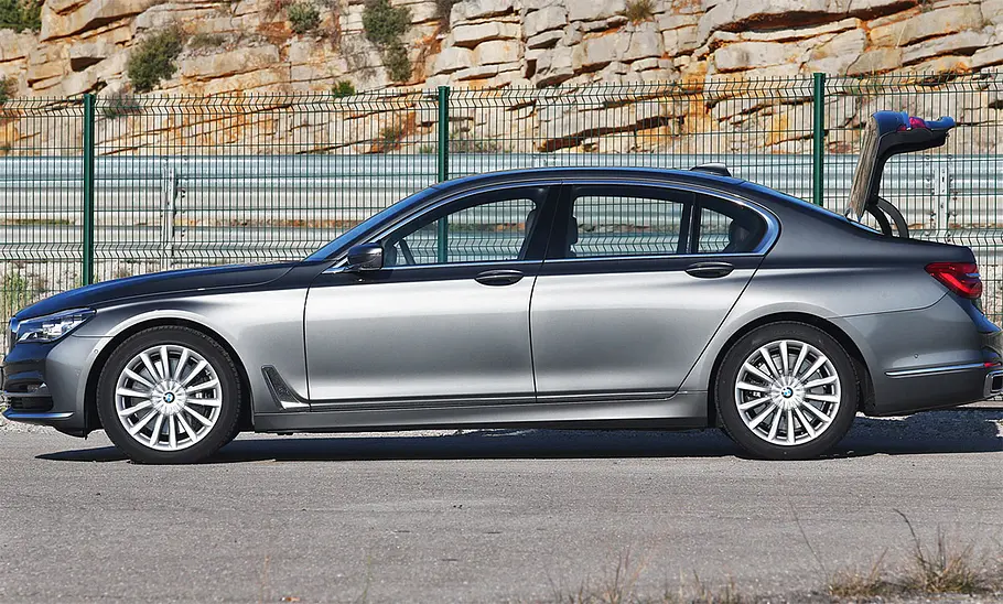 BMW 7er BMW 7er stehend, von links, Kofferraumklappe geöffnet