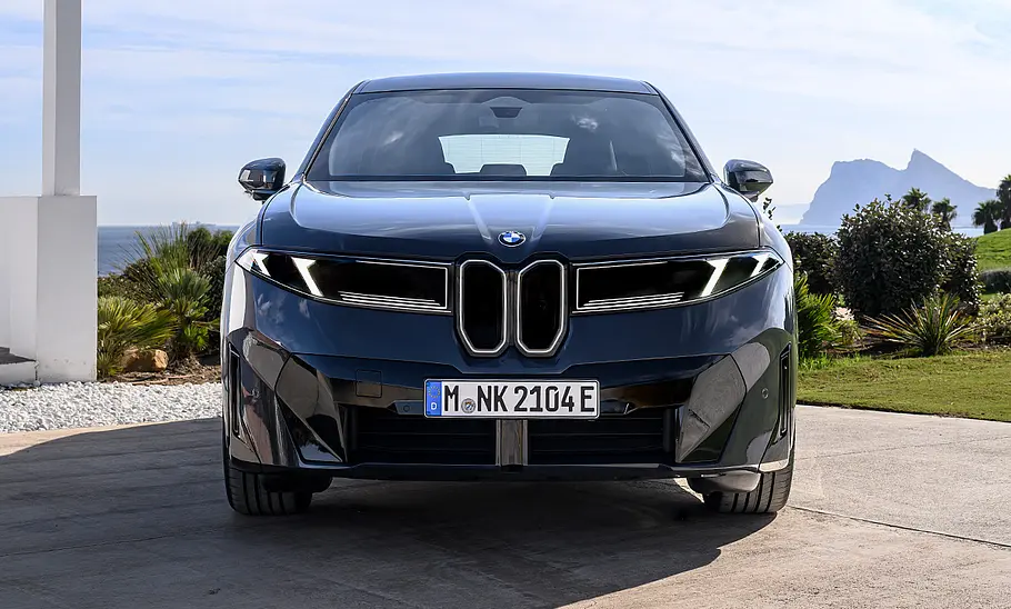 BMW iX3 Der BMW iX3, statisch von vorne fotografiert.