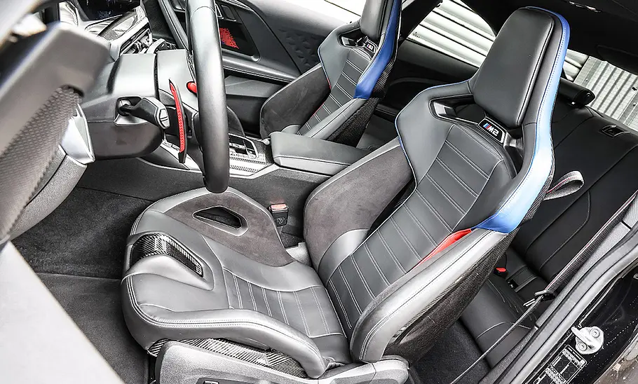 BMW M2; vordere Sitze