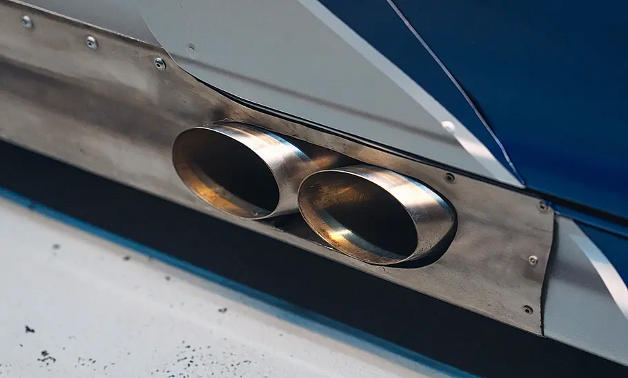 Side Pipes des BMW M3 GTR (E46) in der Detailaufnahme.