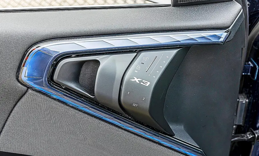 Detailansicht der Türinnenverkleidung des BMW X3.
