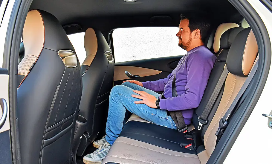 Blick auf die Rücksitze im Fond des BYD Dolphin.