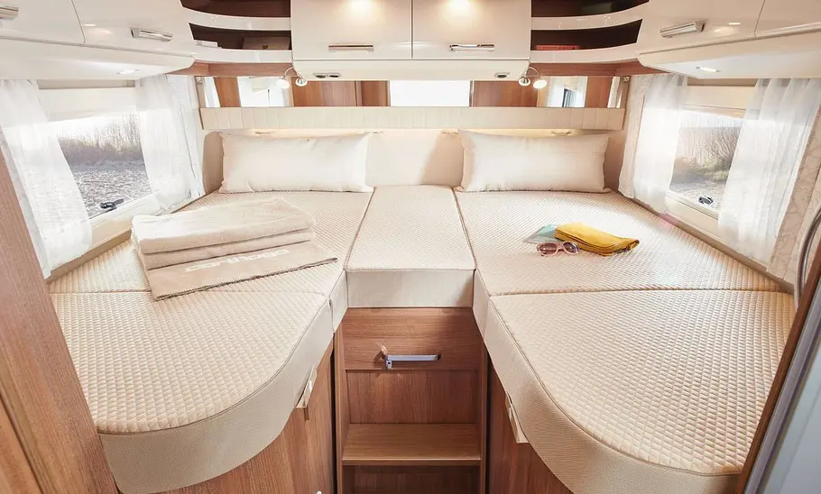 Carthago C2-Tourer I 147 RB-LE L (2025) Carthago C2-Tourer I 147 RB-LE L (2025) Innenansicht: Schlafzimmer, Einzelbetten als durchgängige Liegefläche