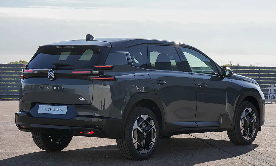 Citroën (ë-)C5 Aircross (2025) Der Citroën (ë-)C5 Aircross (2025) steht auf einem Parkplatz, von hinten rechts fotografiert.