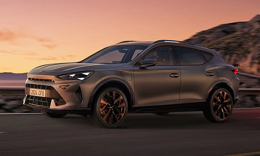 Blick von schräg vorne auf das fahrende Cupra Formentor Facelift (2024).