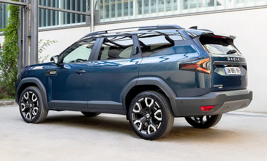 Dacia Bigster (2025) Der Dacia Bigster (2025), statisch von hinten links fotografiert.