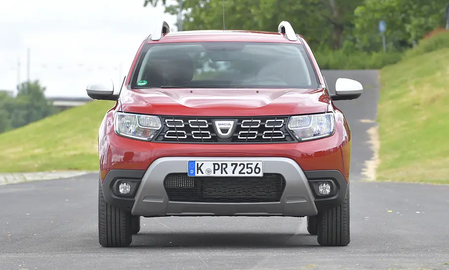 Der Dacia Duster (2018), statisch von vorne fotografiert.