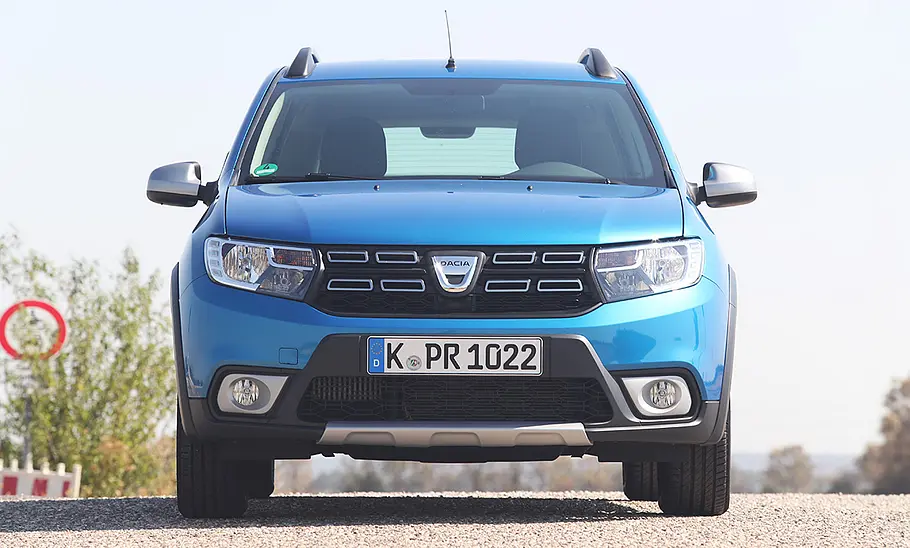 Der Dacia Logan MCV Stepway (2016), statisch von vorne fotografiert.