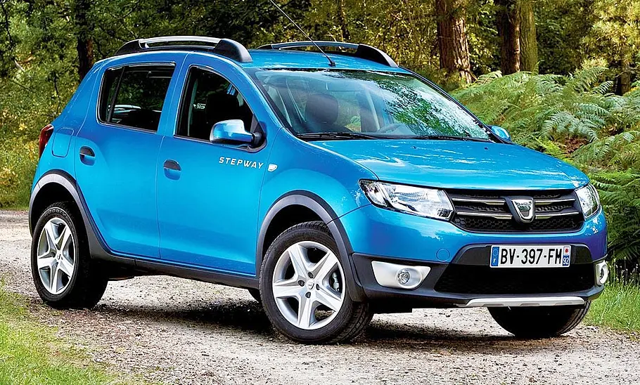 Der Dacia Sandero Stepway stehend von der Seite.