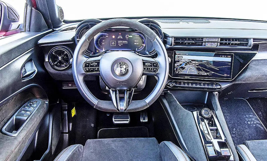 Blick auf die Armaturen im Innenraum des Alfa Romeo Junior Elettrica.