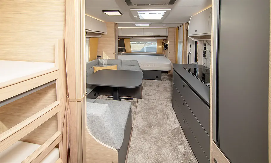 Fendt Caravan Apero 560 SKM (2024) Blick durch den Fendt Caravan Apero 560 SKM (2024)