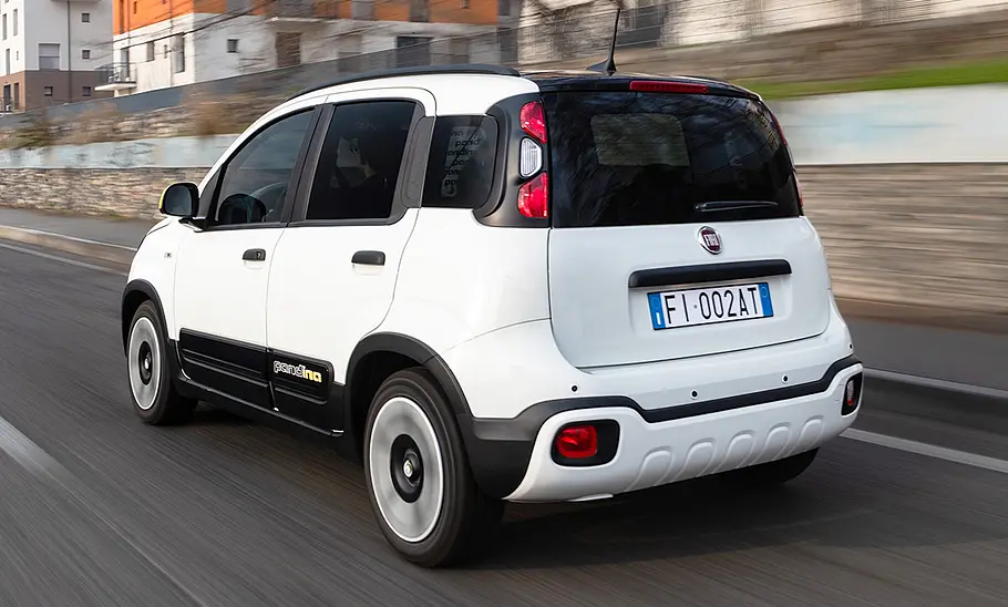 Der Fiat Pandina (2025) fahrend von hinten links.