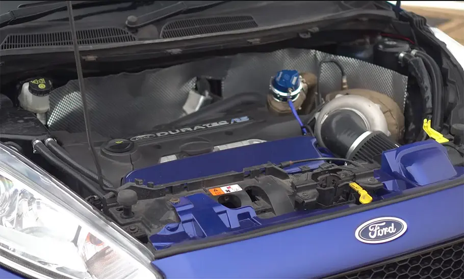 Fünfzylinder-Motor in einem Ford Fiesta RS, fotografiert von schräg vorne.
