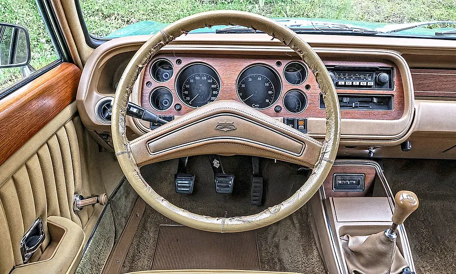 Das Cockpit des Ford Granada 3.0 V6 Coupé.