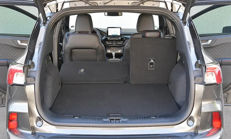 Ford Kuga (2019) Der Kofferraum des Ford Kuga (2019) mit teilweise umgeklappter Rücksitzbank.