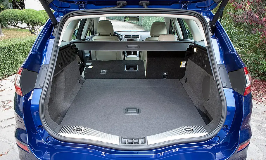 Ford Mondeo Turnier (2015) Der Kofferraum des Ford Mondeo Turnier (2015) mit teilweise umgeklappter Rücksitzbank.