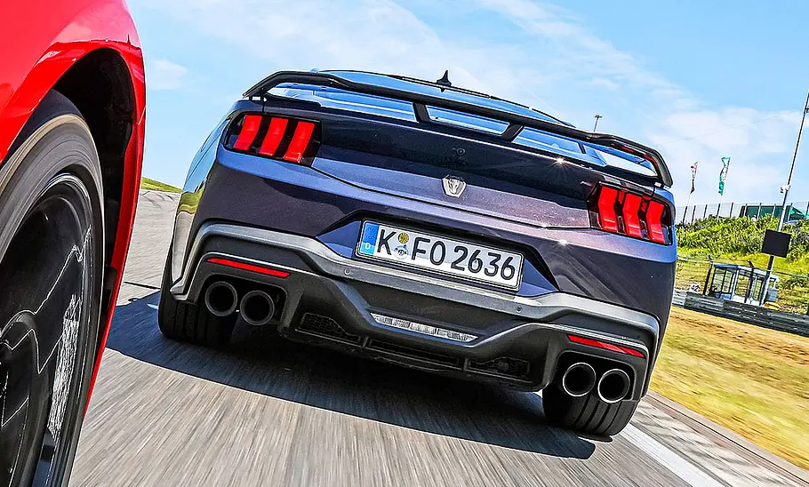 Blick von schräg hinten auf den fahrenden Ford Mustang Dark Horse.
