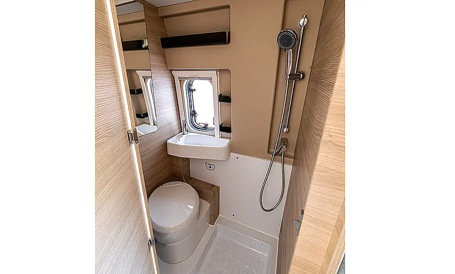 Neuer Forster Livin Up Pro FV 599 (2025) Die Innenaufnahme zeigt das Badezimmer des Forster Livin Up Pro FV 599 (2025) durch die geöffnete Türe.