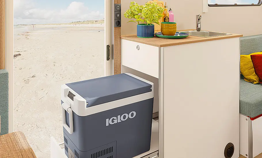 Die Innenaufnahme zeigt die Küche des Hobby Beachy 420+ (2025).