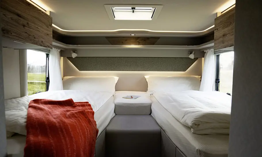 Hymer Exsis-i 474 (2024) Innenraum Bett