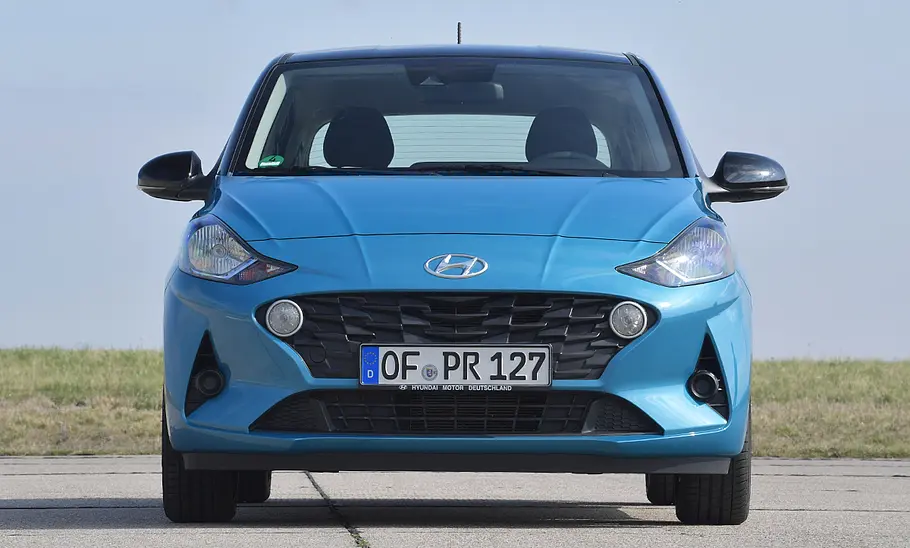 Der Hyundai i10 (2019), statisch von vorne fotografiert.