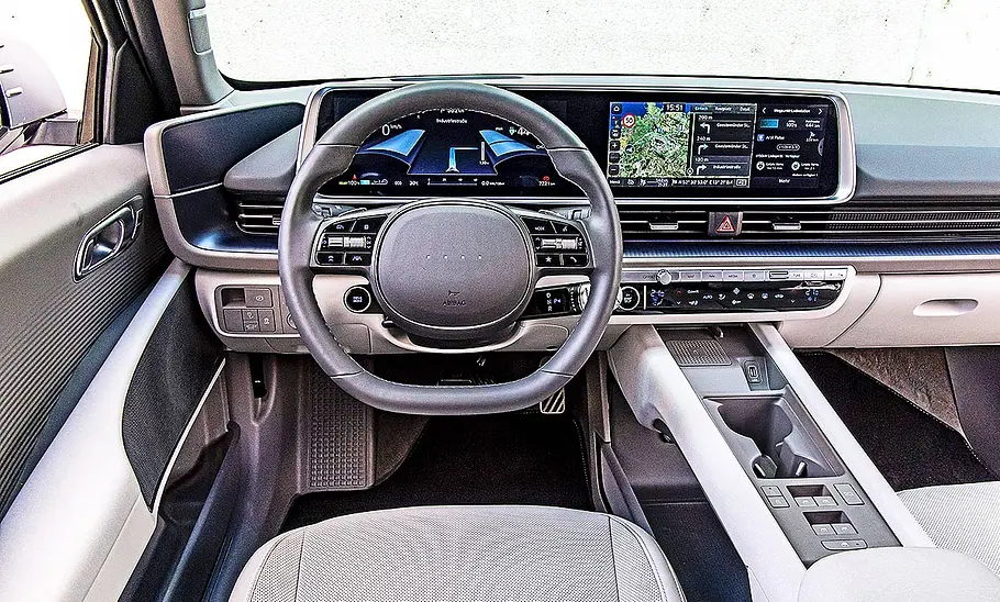 Blick auf die Armaturen im Innenraum des Hyundai Ioniq 6.