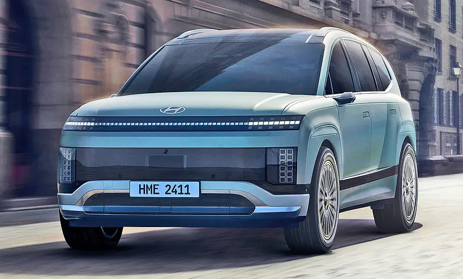 Hyundai Ioniq 9 (2025) fährt auf asphaltierter Straße, fotografiert von vorne links.