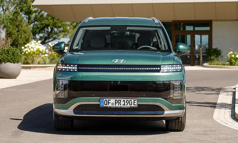 Der Hyundai Ioniq 9 (2025), statisch von vorne fotografiert.