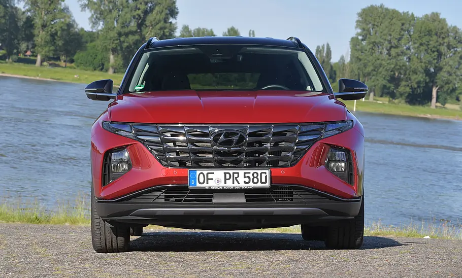 Hyundai Tucson (2020) Der Hyundai Tucson (2020) steht an einem Flussufer, von vorne fotografiert.