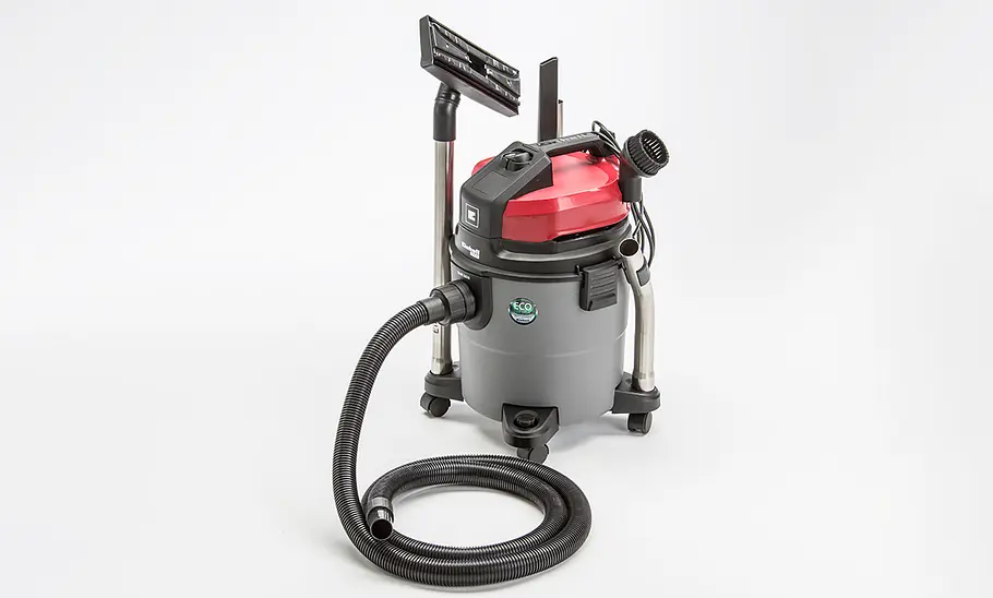 Einhell Nass-Trockensauger TE-VC 2230 SA im Test Einhell Nass-Trockensauger TE-VC 2230, fotografiert im Studio von schräg vorn.