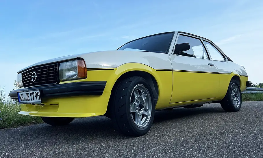 Irmscher Opel Ascona i 2000 Der Frontspoiler und die weiß-gelbe Lackierung zählten 1980 zum sportlichen Auftritt des Opel Ascona. Ansicht von vorne links unten.