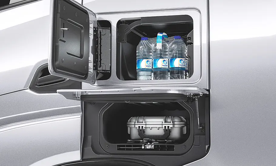 Zwei außen hinter der Fahrertür positionierte Klappen bergen beim Iveco S-Way (2024) Stauraum.