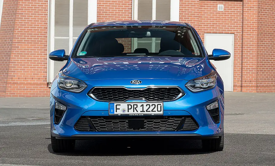 Kia Ceed (2018), statisch von vorne fotografiert.