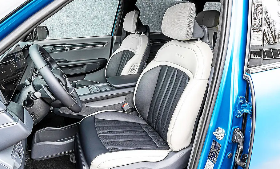 Blick auf die Vordersitze im Innenraum des Kia EV9.